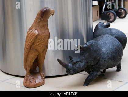 South African arti e mestieri scolpita aquila e rhino Foto Stock