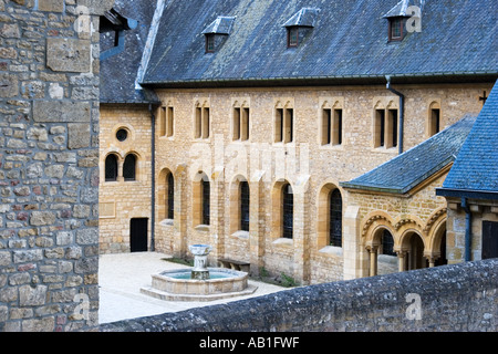 Cortile dell'Abbaye d'Orval monastero Provincia di Lussemburgo Belgio Sud Foto Stock