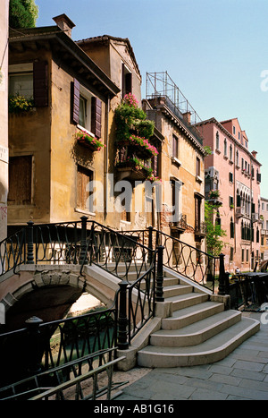 Una tipica scena di Venezia con barche di ponti antichi palazzi e canali Foto Stock