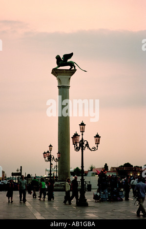 Il leone sulla colonna di San Marco in silhouette nella luce della sera in Piazza San Marco Venezia Foto Stock