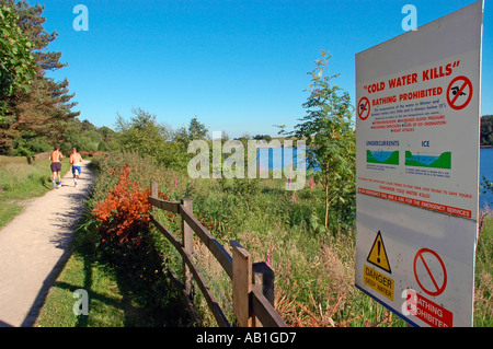 Acqua fredda uccide il segnale di avvertimento che vieta il nuoto a Ogden serbatoio di acqua nei pressi di Halifax West Yorkshire Foto Stock