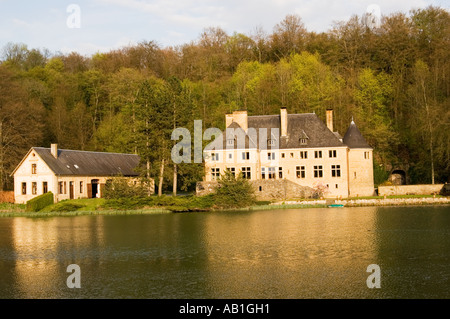 Chateau d'Orval sull'approccio all'Abbaye d'Orval monastero Provincia di Lussemburgo Belgio Foto Stock