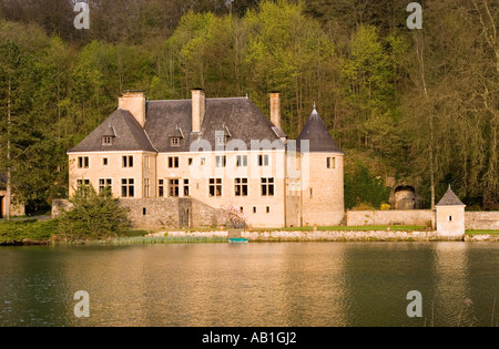 Chateau d'Orval sull'approccio all'Abbaye d'Orval monastero Provincia di Lussemburgo Belgio Foto Stock