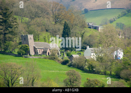 Vista sul borgo di Cwmyoy Monmouthshire South Wales UK con la sua famosa chiesa storto a causa di fenomeni di subsidenza Foto Stock