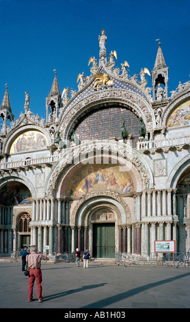 La splendida facciata della Basilica di san Marco a Venezia è una gloriosa la riflessione della città s collegamento bizantina Foto Stock