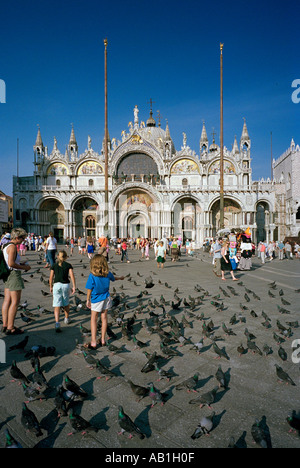 La splendida facciata della Basilica di san Marco a Venezia è un glorioso riflessione della città collegamenti bizantina Foto Stock