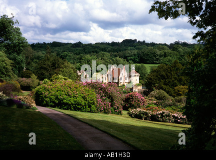 Regno Unito Inghilterra Weald of Kent Scotney Castle impostato tra la fioritura rhododenron Foto Stock