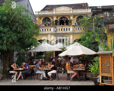Sala da pranzo esterna è un popolare in Hoi An coloniale città storica metà Vietnam Foto Stock