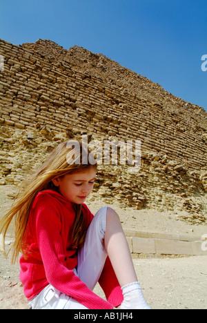 Bambino nella piramide a gradoni di Djoser a Saqqara, Egitto Foto Stock