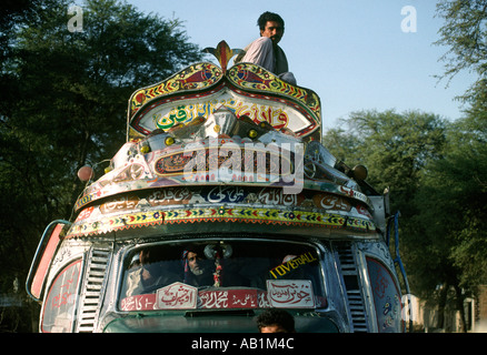 Il Pakistan a sud Punjab Uch Sharif il trasporto di passeggeri sulla parte superiore del bus Foto Stock