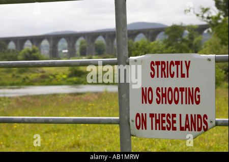 Close up strettamente no riprese su queste terre segno su una fattoria porta di metallo vicino al viadotto Craigmore Newry Foto Stock