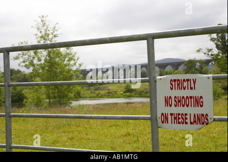 Non rigorosamente riprese su queste terre segno su una fattoria porta di metallo vicino al viadotto Craigmore Newry Foto Stock