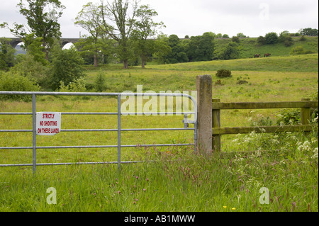 Non rigorosamente riprese su queste terre segno su una porta di metallo che conduce alla fattoria a pascolo vicino al viadotto Craigmore Newry Foto Stock