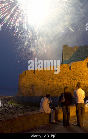 Fuochi d'artificio enorme esplosione al fine di visualizzazione nel castello di Michael CARRICK guardato da visitatori turistici Foto Stock