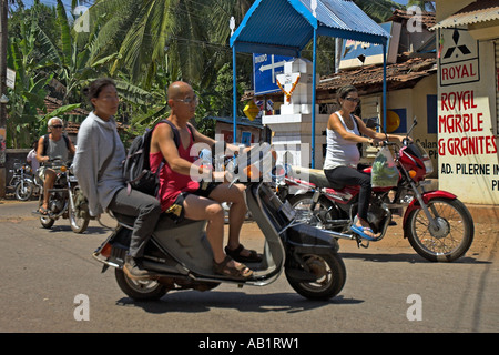 Motociclette e scooters sono il principale mezzo di trasporto in ed intorno a Anjuna Goa in India Foto Stock