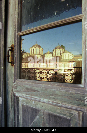 La riflessione di una chiesa ortodossa in una porta di legno vetro monaci bulgaro scuola Bulgaria patrimonio di storia barba Grecia greco trav Foto Stock