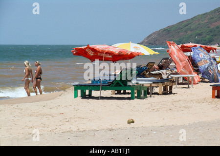 Due donne bikini raffreddarsi ad Anjuna Beach Goa in India Foto Stock