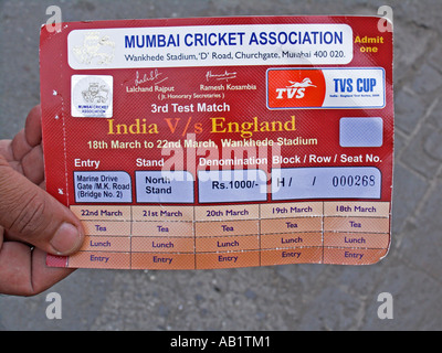 Ventola indiano mostra il test cricket biglietto per lo stadio Wankhede Churchgate di Bombay in India Foto Stock