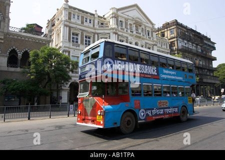 Blu double decker bus pass edificio coloniale Mumbai India Foto Stock