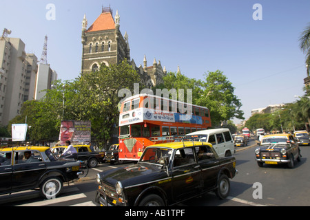 Il traffico di Mumbai bus rosso a due piani di colore giallo e con i taxi neri Maharashtra India Foto Stock