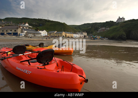 Canoe sulla spiaggia villaggio Llangrannog Cardigan Bay Ceredigion west wales UK Foto Stock