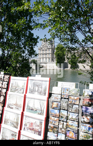 Cartoline di Parigi nella parte anteriore del museo del Louvre Francia Foto Stock