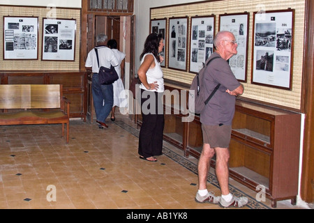 Visitatori visualizza le fotografie e documenti in galleria al Mahatma Gandhi Mani Bhavan museum Mumbai India Foto Stock