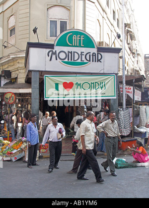 Popolare ristorante bar cafè Mondegar su Colaba Causeway Mumbai India Foto Stock