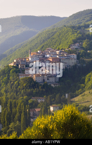 Le mura etrusche & architettura medievale dell'Italiano città collinari. Città di Preci in Valnerina, Perugia, Parco Nazionale dei Monti Sibillini, Umbria, Italia. Foto Stock