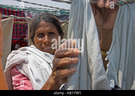 Donna di lavaggio appesi ad asciugare dhobi ghats scoperta Banganga Bombay Foto Stock