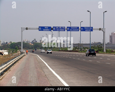 Parte della nuova autostrada in costruzione che collegano gli aeroporti di Mumbai con il centro di India Foto Stock