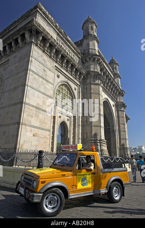 Turismo pattuglia di polizia veicolo nella parte anteriore del Gateway of India sul lungomare Mumbai India Foto Stock