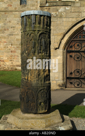 Anglosassone di albero trasversale fuori la Chiesa di Santa Maria, Masham, North Yorkshire, Inghilterra, Regno Unito Foto Stock