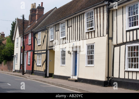 Fila di metà case con travi di legno nel villaggio di Coggeshall Essex GB UK Foto Stock