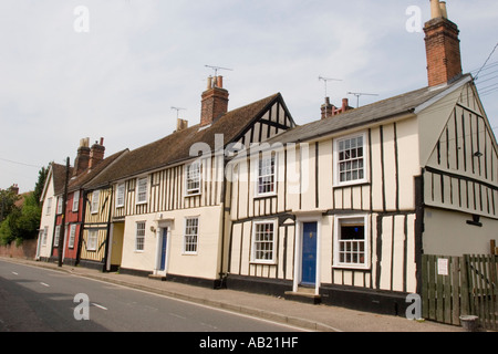 Metà case con travi di legno nel villaggio di Coggeshall Essex REGNO UNITO Foto Stock