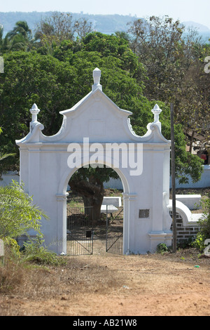 Gateway per British cimitero con tombe di truppe da Guerre Napoleoniche Panjim Goa in India Foto Stock