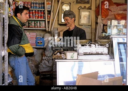 Negoziante armeno le conversazioni con il cliente, Teheran, Iran Foto Stock
