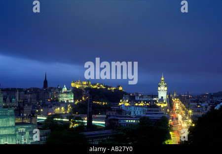 La Principessa Victoria Street e il Castello di Edimburgo in Scozia UK Foto Stock