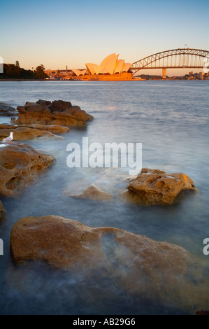 L'Opera House e l'Harbour Bridge all'alba Sydney New South Wales AUSTRALIA Foto Stock