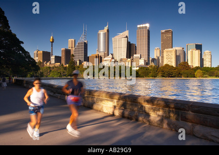 Per chi ama fare jogging in esecuzione dal Porto nr Giardini Botanici con skyline del quartiere centrale degli affari dietro il Nuovo Galles del Sud Australia Foto Stock