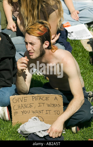 Un hippy ha date una possibilità alla pace slogan sul suo segno di protesta presso un anti guerra in Iraq marcia di protesta a Santa Barbara in California su M Foto Stock