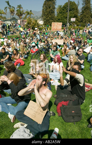 Un hippy ha date una possibilità alla pace slogan sul suo segno di protesta presso un anti guerra in Iraq marcia di protesta a Santa Barbara in California su M Foto Stock