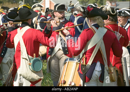 Fife e tamburo i musicisti si esibiscono presso la piantagione di Endview circa 1769 vicino a Yorktown Virginia come parte della 225th anniversario Foto Stock