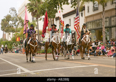 I cowboys marciando con American e California bandiere visualizzato durante il primo giorno di apertura alla parata annuale spagnolo vecchi giorni Fiesta detenute e Foto Stock