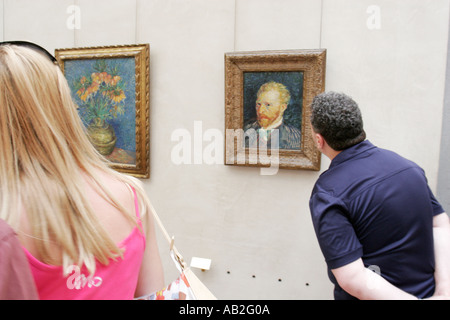 Osservando un dipinto di Vincent Van Gogh al museo d Orsay Foto Stock