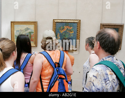 Osservando un dipinto di Vincent Van Gogh al museo d Orsay Foto Stock