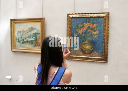 Osservando un dipinto al Museo d Orsay Foto Stock