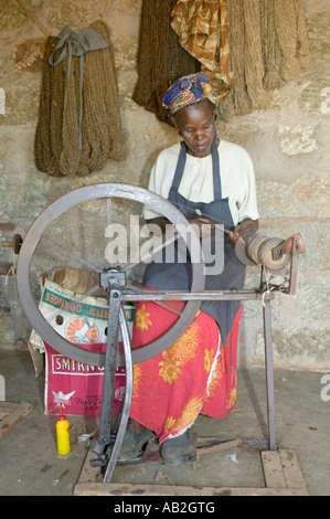 Masai donna tesse rug come parte di una comunità di business presso la Fondazione Lewa nel nord Kenya Africa conservat comunitario Foto Stock