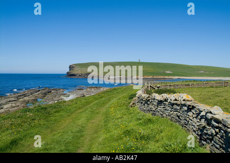 Dh Marwick bay BIRSAY ORKNEY sentiero costiero muro di pietra di Kitchener Memorial Marwick testa Foto Stock