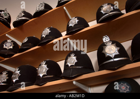 BRITISH Elmetti per Polizia IN CARCERE LITTLEDEAN ora un museo al Crimine e punizione vicino CINDERFORD Foresta di Dean GLOUCESTERSHIRE REGNO UNITO Foto Stock